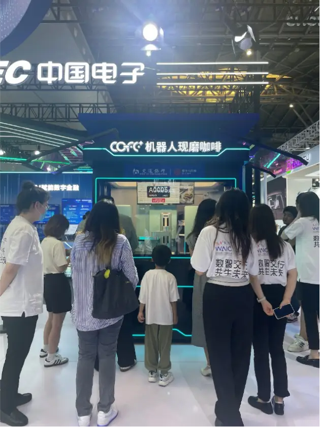 咖啡厅机器人_北京机器人咖啡馆_咖啡机器人加盟